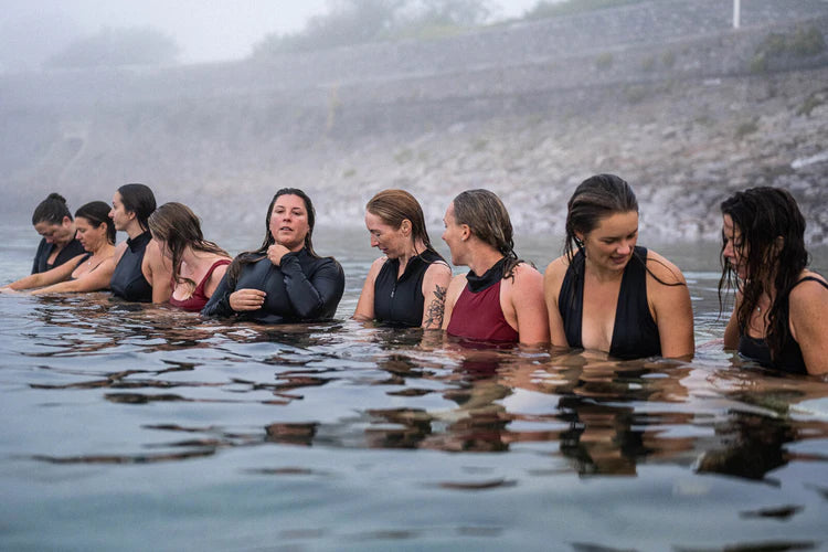 Personas nadando en agua fría al aire libre
