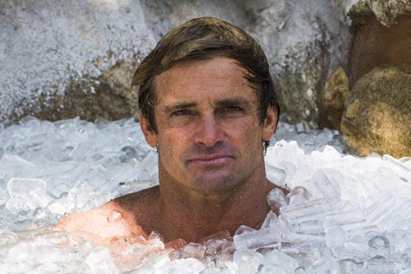 Atleta en baño de hielo para recuperación muscular
