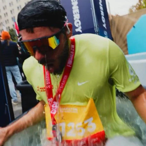 Atleta recuperándose con terapia de frío en Ice Walls tras la Maratón de Santiago 2025.