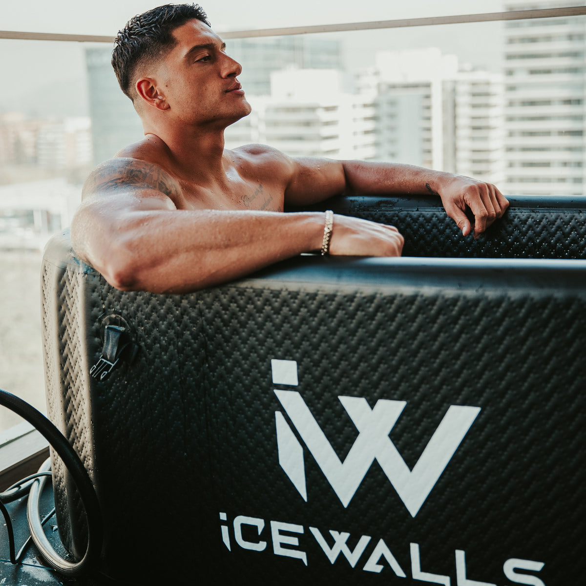 Sammis Reyes, deportista chileno, en una tina de hielo Ice Walls