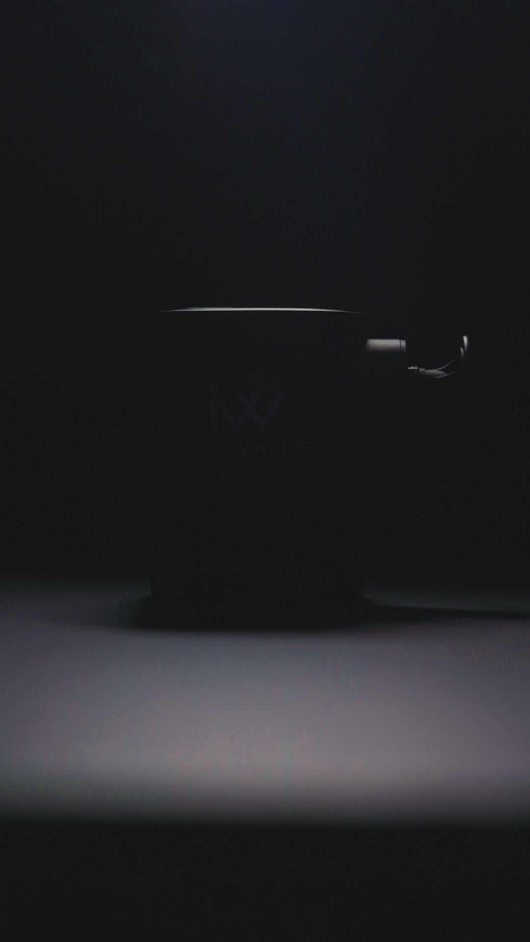 Masajeador muscular profesional con múltiples velocidades para recuperación deportiva y relajación.